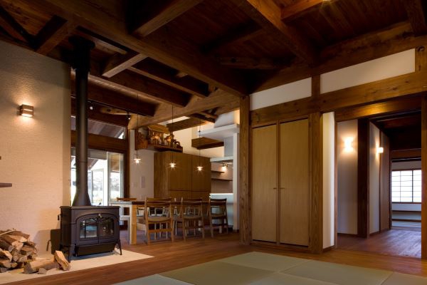 薪ストーブのぬくもりを感じる居間 有限会社ピュア・ハウジングの施工事例 japanese style　青井谷のいえ thumbnail