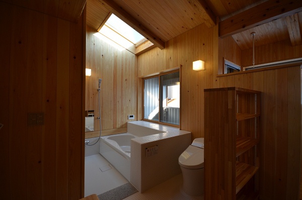 空の見えるバスルーム 有限会社ピュア・ハウジングの施工事例 pure wood house 城川原のいえ