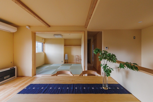   夢ハウスパートナー　(有)斉藤工務店の施工事例 3世帯が暮らす焼杉の家