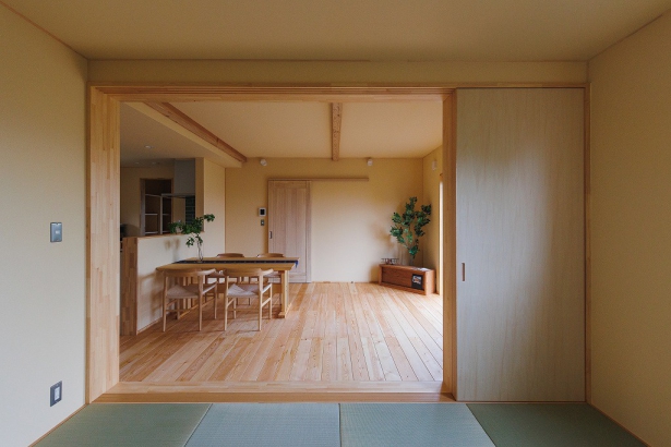   夢ハウスパートナー　(有)斉藤工務店の施工事例 3世帯が暮らす焼杉の家