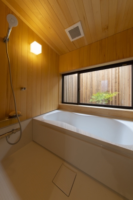 ヒノキ張りのハーフユニットバス。坪庭を眺めながら入浴を楽しめます。 株式会社　HAUSの施工事例 二枚の壁をつむぐ家 thumbnail