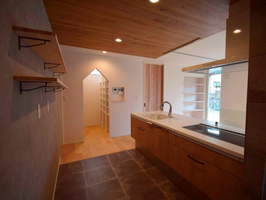 広々としたこだわりのキッチン 有限会社 吉田建築の施工事例 個性が光る、家事がしやすい住まい thumbnail