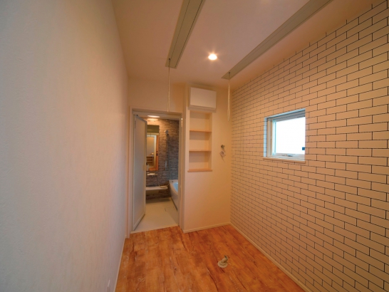ランドリールーム兼脱衣室 有限会社 吉田建築の施工事例 個性が光る、家事がしやすい住まい