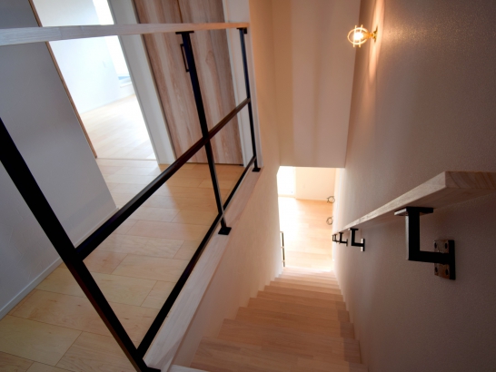 オリジナル手すりのある階段 有限会社 吉田建築の施工事例 個性が光る、家事がしやすい住まい thumbnail