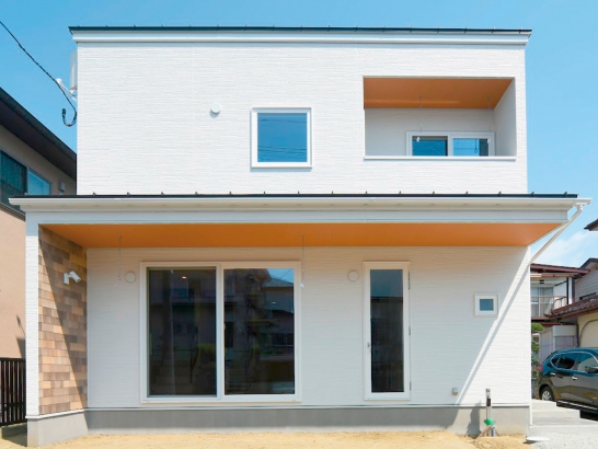 白を基調としたシンプルな外観 有限会社 吉田建築の施工事例 個性が光る、家事がしやすい住まい