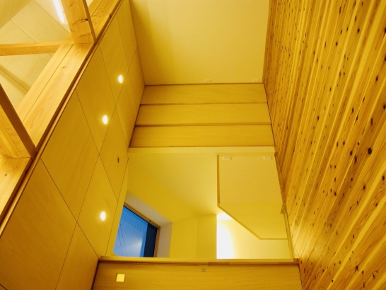 吹き抜け アトリエスイッチ一級建築士事務所の施工事例 天井が高く自然素材で肌触りの良い木の温もりが暖かい～tirol house～