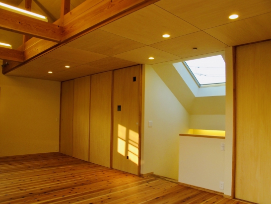 階段 アトリエスイッチ一級建築士事務所の施工事例 天井が高く自然素材で肌触りの良い木の温もりが暖かい～tirol house～
