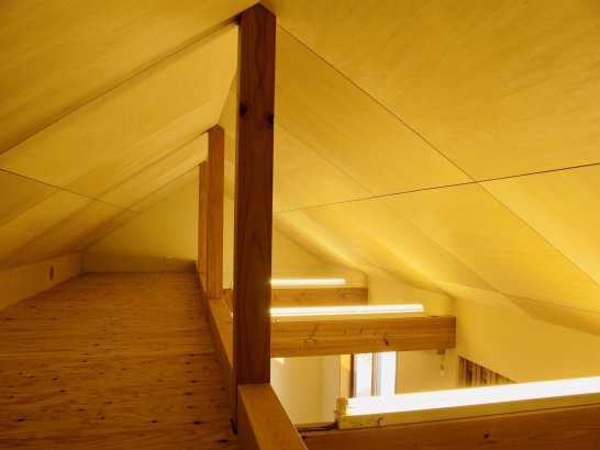 ロフト アトリエスイッチ一級建築士事務所の施工事例 天井が高く自然素材で肌触りの良い木の温もりが暖かい～tirol house～