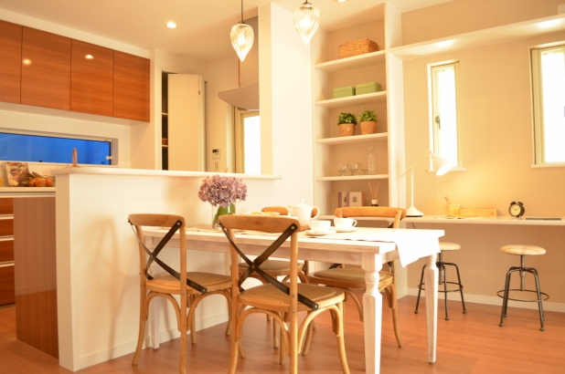 心地よいダイニングキッチン リリヴ合同会社の施工事例 家族の成長を考慮　真っ白な塗り壁の自然素材で安心の家