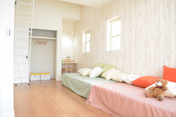 Kid's room（子供部屋） リリヴ合同会社の施工事例 家族の成長を考慮　真っ白な塗り壁の自然素材で安心の家