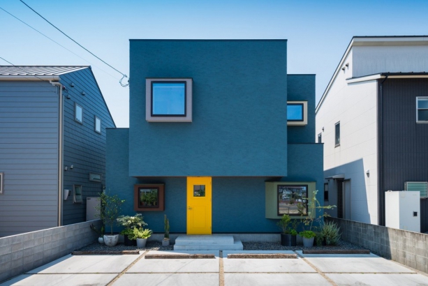 アクセントが可愛いデザイン 株式会社ホームライフの施工事例 黄色いドアの店舗併用住宅