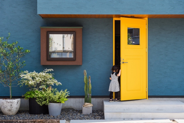 黄色いドアが非日常を演出 株式会社ホームライフの施工事例 黄色いドアの店舗併用住宅