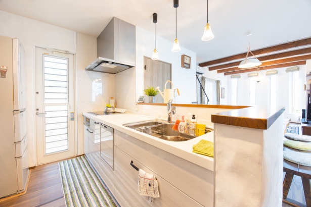 キッチン 株式会社ホームライフの施工事例 白を基調とした可愛さと気品が溢れる南欧風のお家