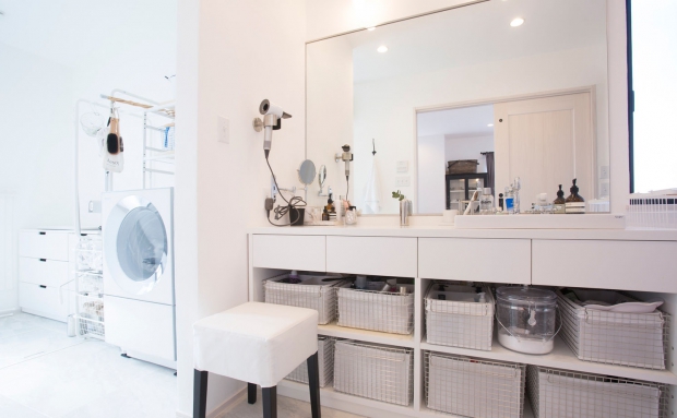 洗面室 株式会社ホームライフの施工事例 こだわりの雑貨がスタイリッシュな空間を生み出す、無垢をふんだんに使ったモダンハウス