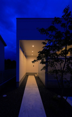 夜の玄関部分 株式会社ホームライフの施工事例 カーテンのいらない暮らしを叶えた白いハコの平屋の家
