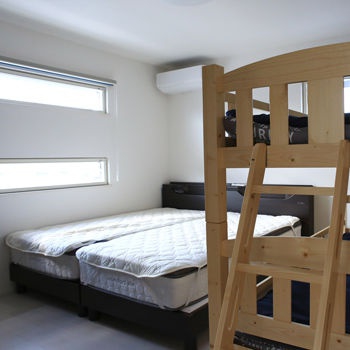 寝室 株式会社ホームライフの施工事例 モノトーンのおしゃれな住まい。生活動線にもこだわって住みやすいお家