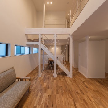リビング | 階段 | ダイニング 株式会社ホームライフの施工事例 白壁と無垢材で統一された室内に柔らかな光が揺れるシンプルモダンの家