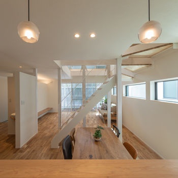 キッチン | リビング 株式会社ホームライフの施工事例 白壁と無垢材で統一された室内に柔らかな光が揺れるシンプルモダンの家