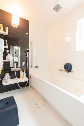 浴室 株式会社ホームライフの施工事例 15坪の敷地を効率的に活用。2階LDKで明るく開放的な暮らし