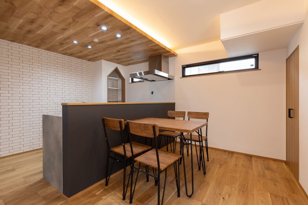 ダイニングキッチン 株式会社ホームライフの施工事例 ヘリンボーンの壁が映えるモダンな空間。木×白×黒の洗練デザインが魅力