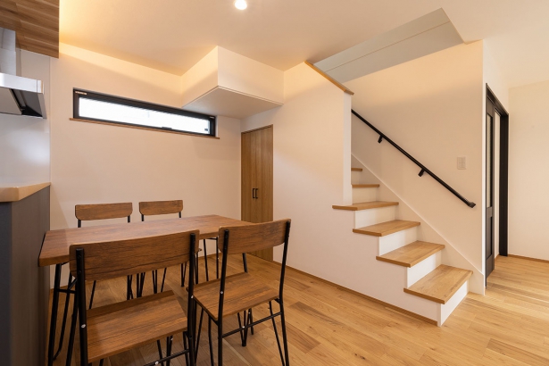 階段 株式会社ホームライフの施工事例 ヘリンボーンの壁が映えるモダンな空間。木×白×黒の洗練デザインが魅力