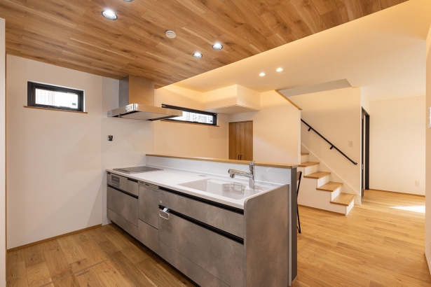 システムキッチン 株式会社ホームライフの施工事例 ヘリンボーンの壁が映えるモダンな空間。木×白×黒の洗練デザインが魅力