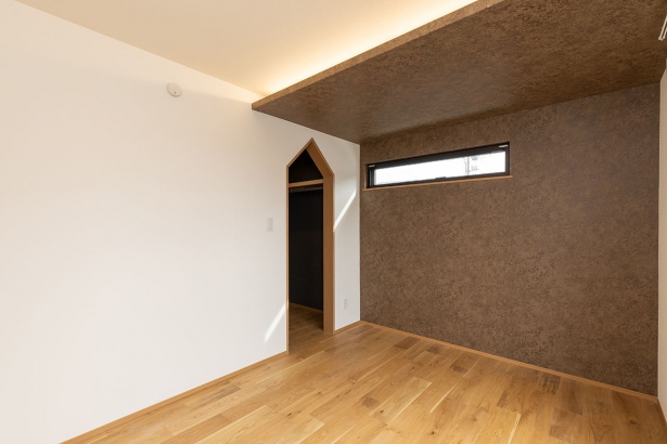 寝室 株式会社ホームライフの施工事例 ヘリンボーンの壁が映えるモダンな空間。木×白×黒の洗練デザインが魅力