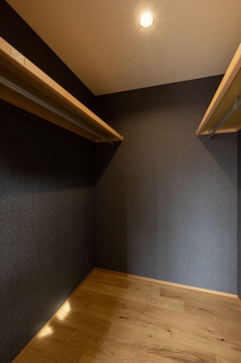 ウォークインクロゼット 株式会社ホームライフの施工事例 ヘリンボーンの壁が映えるモダンな空間。木×白×黒の洗練デザインが魅力