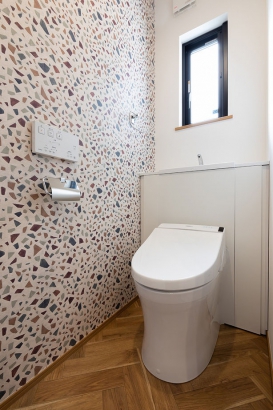 トイレ 株式会社ホームライフの施工事例 ヘリンボーンの壁が映えるモダンな空間。木×白×黒の洗練デザインが魅力