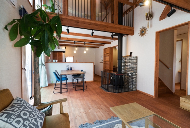 リゾート地の別荘にいるように開放的なLDK 泉州ホーム株式会社の施工事例 シンプルで豊かな暮らし