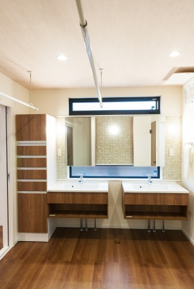 洗面所には室内物干しを設置 泉州ホーム株式会社の施工事例 ラップサイディングで創ったこだわりの平屋