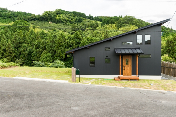 深緑に映える黒い平屋＋αの家 泉州ホーム株式会社の施工事例 無駄のない美しいデザイン。季節の移ろいを感じながら暮らす借景の家。