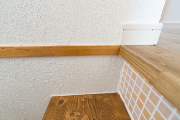 【階段】滑りにくく、ぬくもりのある木製階段。 泉州ホーム株式会社の施工事例 キッチンのタイルが印象的◎木のぬくもりを感じられる邸宅