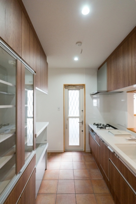  泉州ホーム株式会社の施工事例 キッチンのタイルが印象的◎木のぬくもりを感じられる邸宅