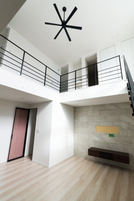  泉州ホーム株式会社の施工事例 上下階の空間が繋がっている「吹き抜け」が特徴的な邸宅。