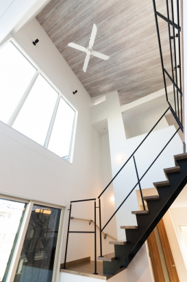 【吹き抜けリビング階段】 泉州ホーム株式会社の施工事例 リビング階段が特徴の開放的な家