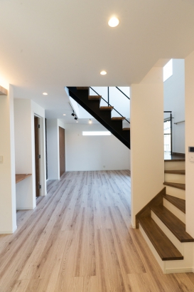 【リビングダイニング】 泉州ホーム株式会社の施工事例 リビング階段が特徴の開放的な家