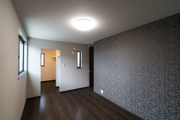 一日の疲れを癒す寝室 泉州ホーム株式会社の施工事例 高級感ある開放的なリビングが魅力の邸宅