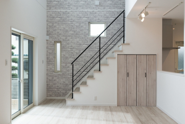 【リビング階段】 泉州ホーム株式会社の施工事例 リビングに寛ぎの小上がり和室がある邸宅