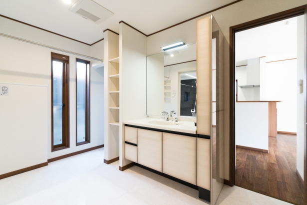 使いやすい洗面所 泉州ホーム株式会社の施工事例 快適な暮らしとデザイン性を実現した邸宅