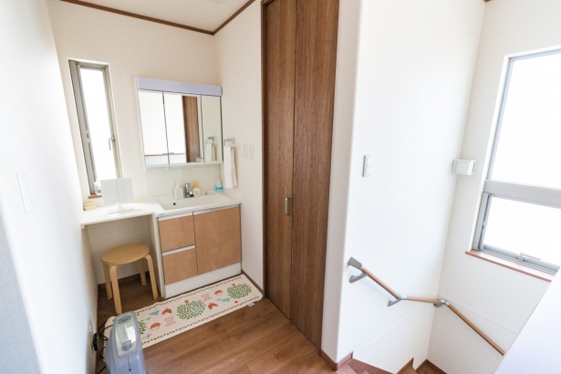2Fに設けられた、洗面所とメイク室 泉州ホーム株式会社の施工事例 思考を巡らせた、暮らしやすい家。