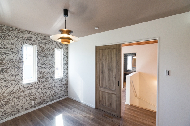 主寝室はくつろぎの空間 泉州ホーム株式会社の施工事例 考えられた家事動線の全館空調の家。