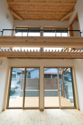 自然に寄り添った開放感のあるLDK 泉州ホーム株式会社の施工事例 大きな窓と吹き抜けから自然の光が差し込む、開放感のある明るい家。