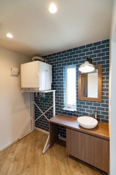 おしゃれな洗面所にも便利な家事動線 泉州ホーム株式会社の施工事例 考えられた家事動線の全館空調の家。