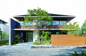 石、格子、土壁風塗装、タイルを立体的に… 住友林業株式会社 福知山展示場