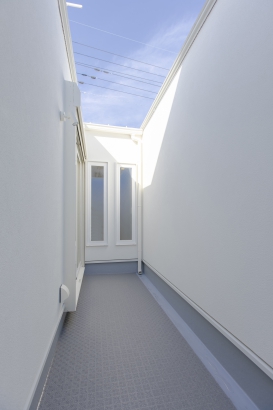 インナーバルコニー REALIZE株式会社の施工事例 真っ白の四角いフォルムが美術館のよう。アートが似合うシンプルな住まい