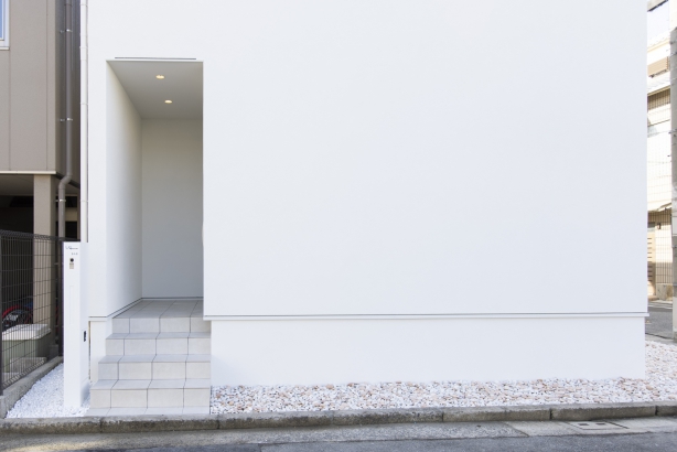一見見えない玄関扉 REALIZE株式会社の施工事例 真っ白の四角いフォルムが美術館のよう。アートが似合うシンプルな住まい