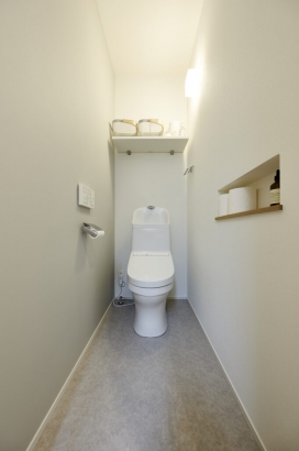 トイレ REALIZE株式会社の施工事例 都市で光と風を楽しむリゾートの家