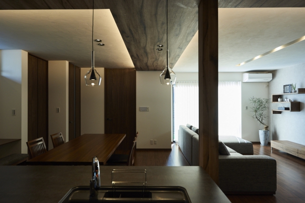 キッチンから見た風景 es ARCHITECT株式会社の施工事例 SHIKAKU / しかっこいい家 (四角くて、かっこいい)　