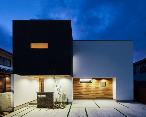 夜の外観 es ARCHITECT株式会社の施工事例 SHIKAKU / しかっこいい家 (四角くて、かっこいい)　